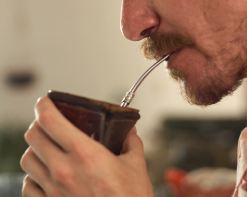 Un homme bois de l'infusion à base de maté
